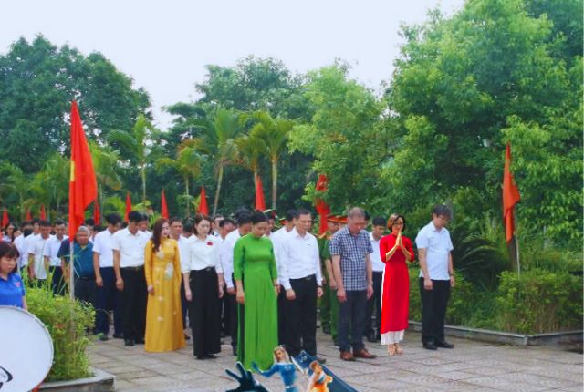 Lãnh đạo xã Mỹ Đức Dâng Hương Tưởng Niệm Các Anh Hùng Liệt Sĩ